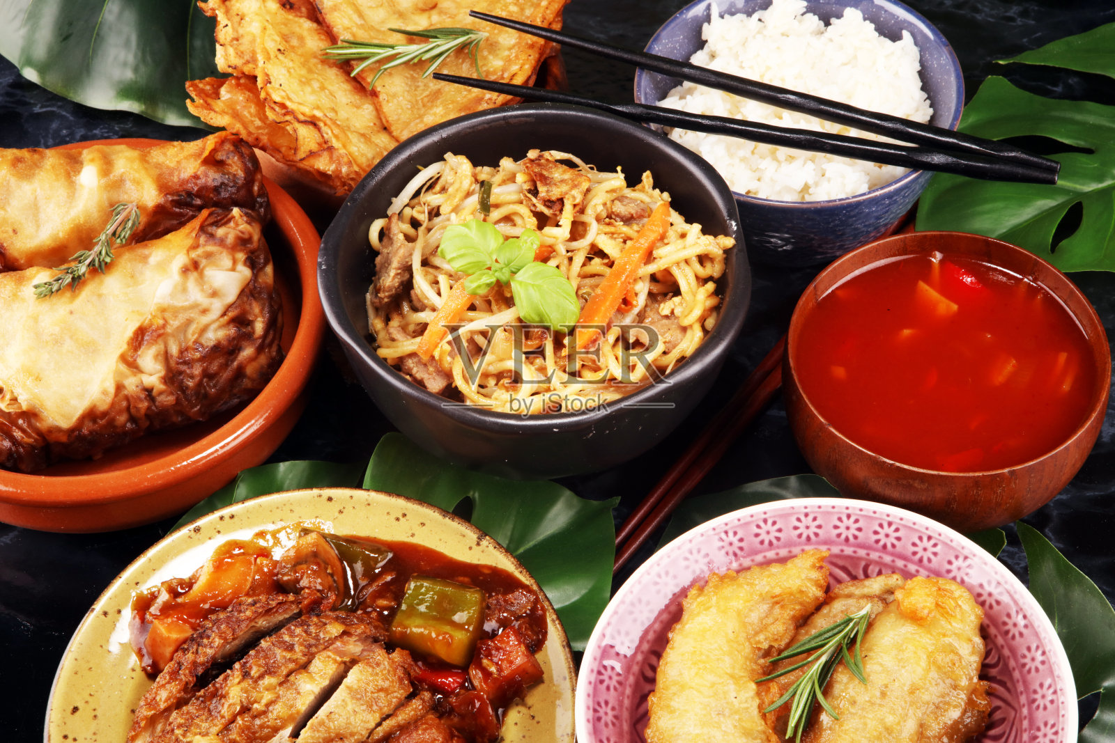 什锦中餐套装。面条，炒饭，北京烤鸭，点心，春卷。餐桌上的中国名菜。中国餐馆照片摄影图片