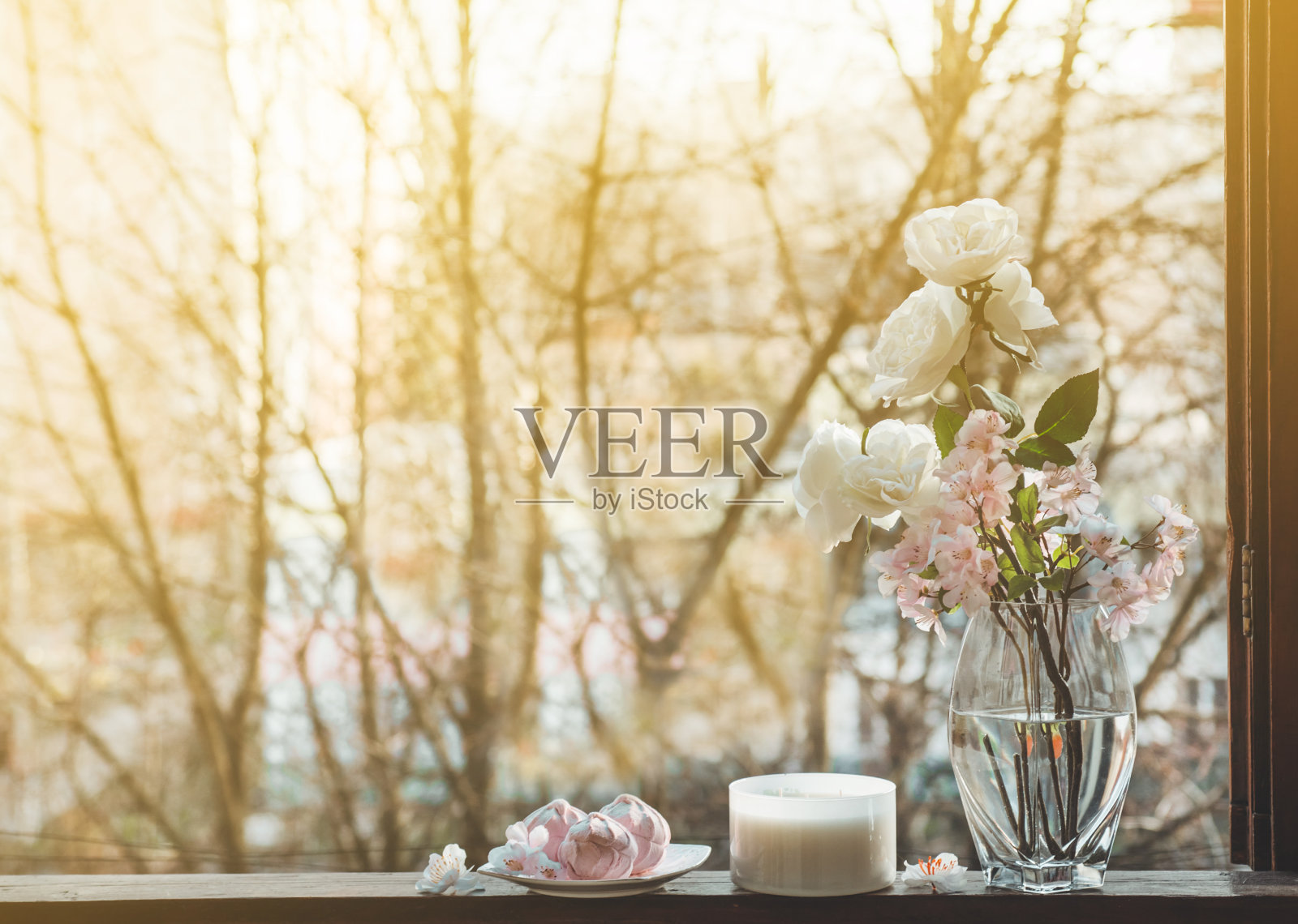 温馨的春天静物:一杯热茶，一束鲜花，窗台上放着粉红色的棉花糖照片摄影图片