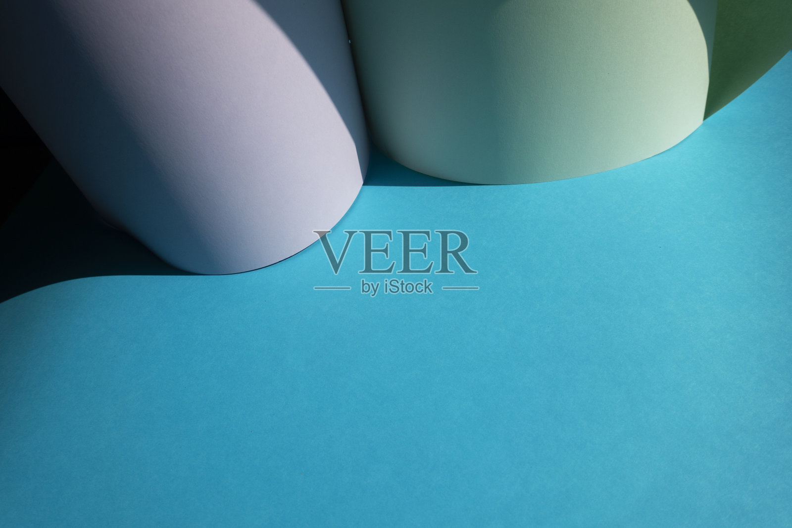 蓝色和绿色卷纸背景。照片摄影图片