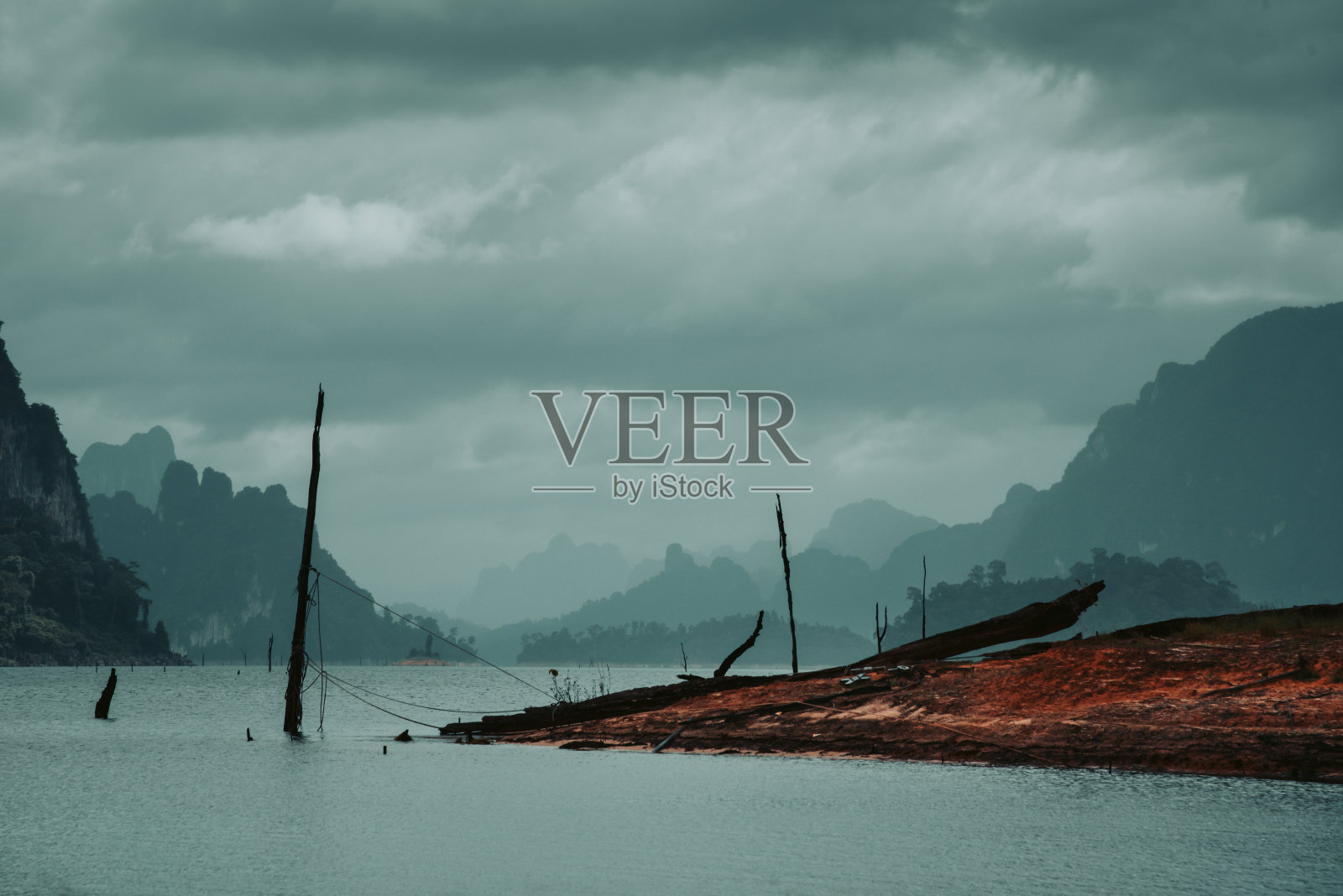 泰国素拉他尼考索热带雨林中的山脉和湖泊照片摄影图片