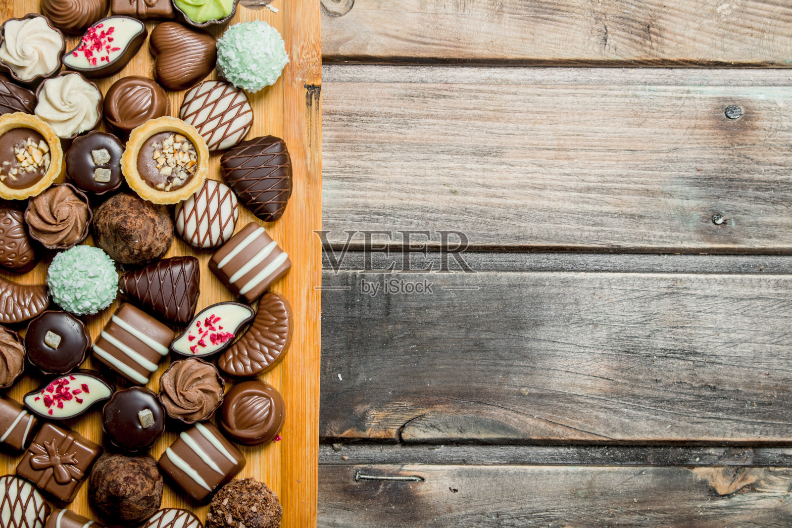 巧克力糖果放在木板上。照片摄影图片