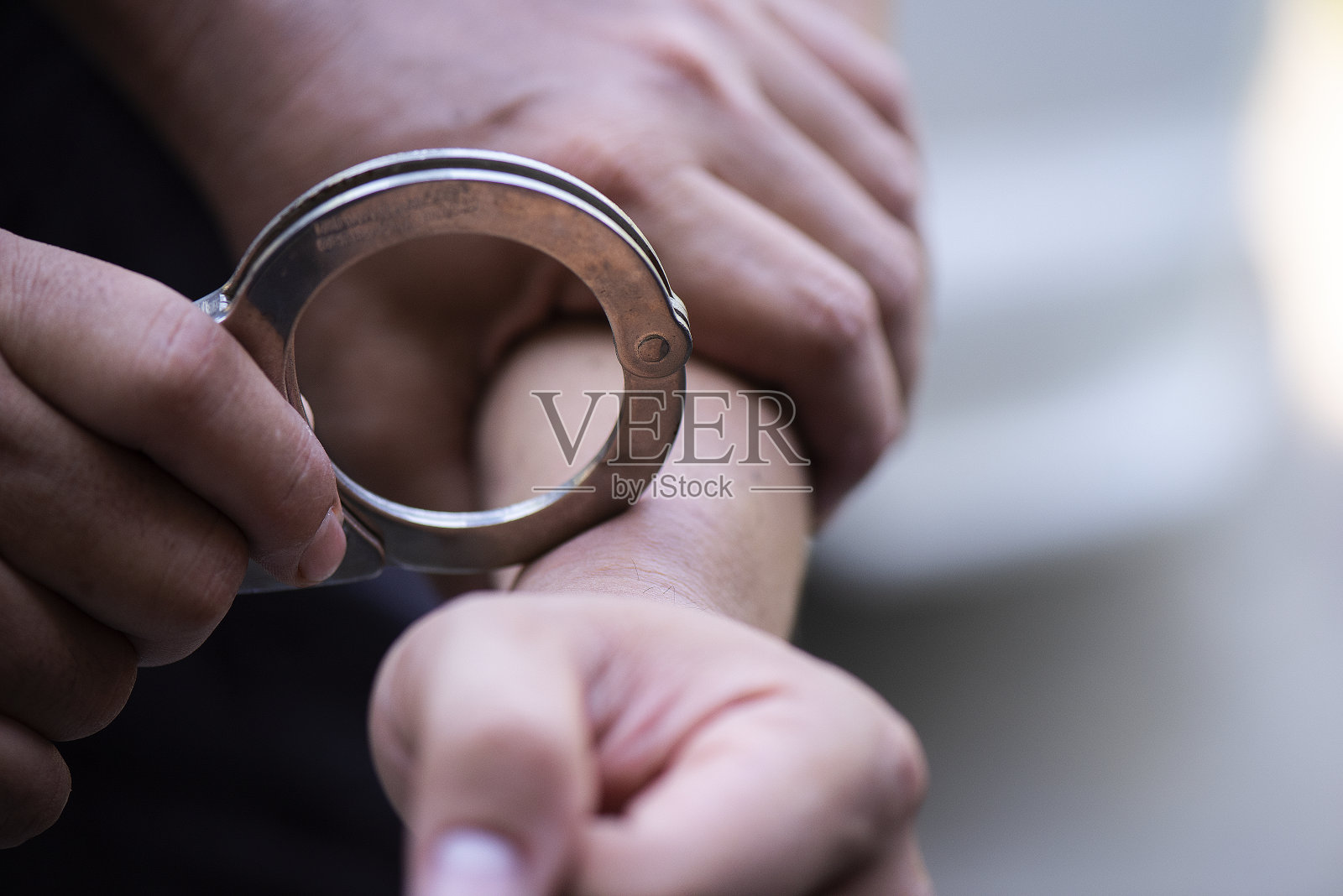 男人的手被手铐锁着照片摄影图片