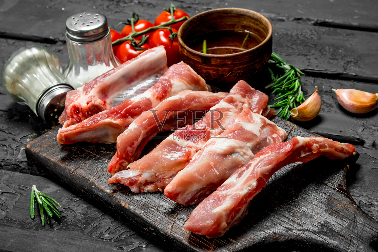 生排骨配番茄酱和香料。照片摄影图片