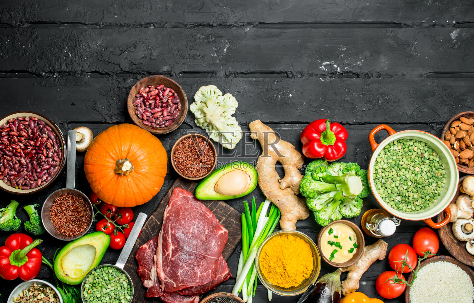 健康食品。有机食品搭配生牛排。照片摄影图片