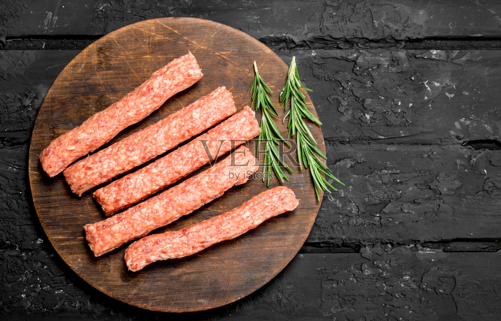 生香肠牛肉加迷迭香。照片摄影图片