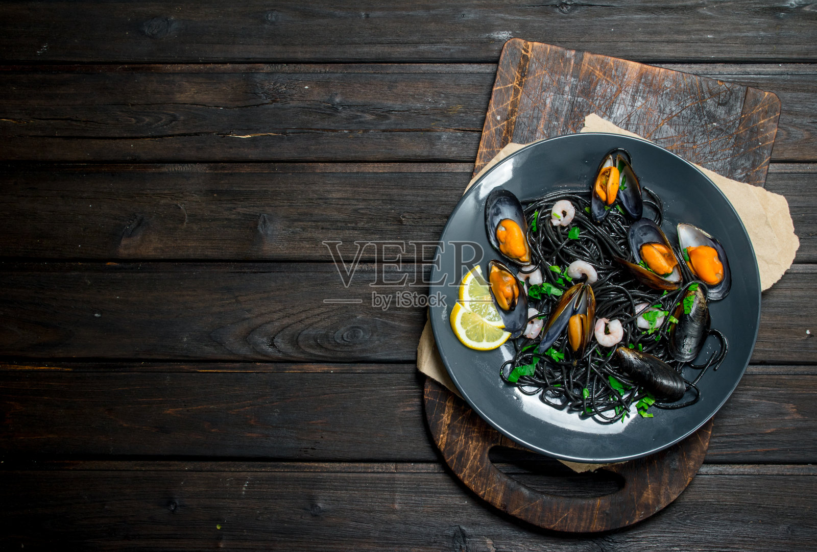 地中海食物。墨鱼、墨汁、蛤蜊意大利面。照片摄影图片