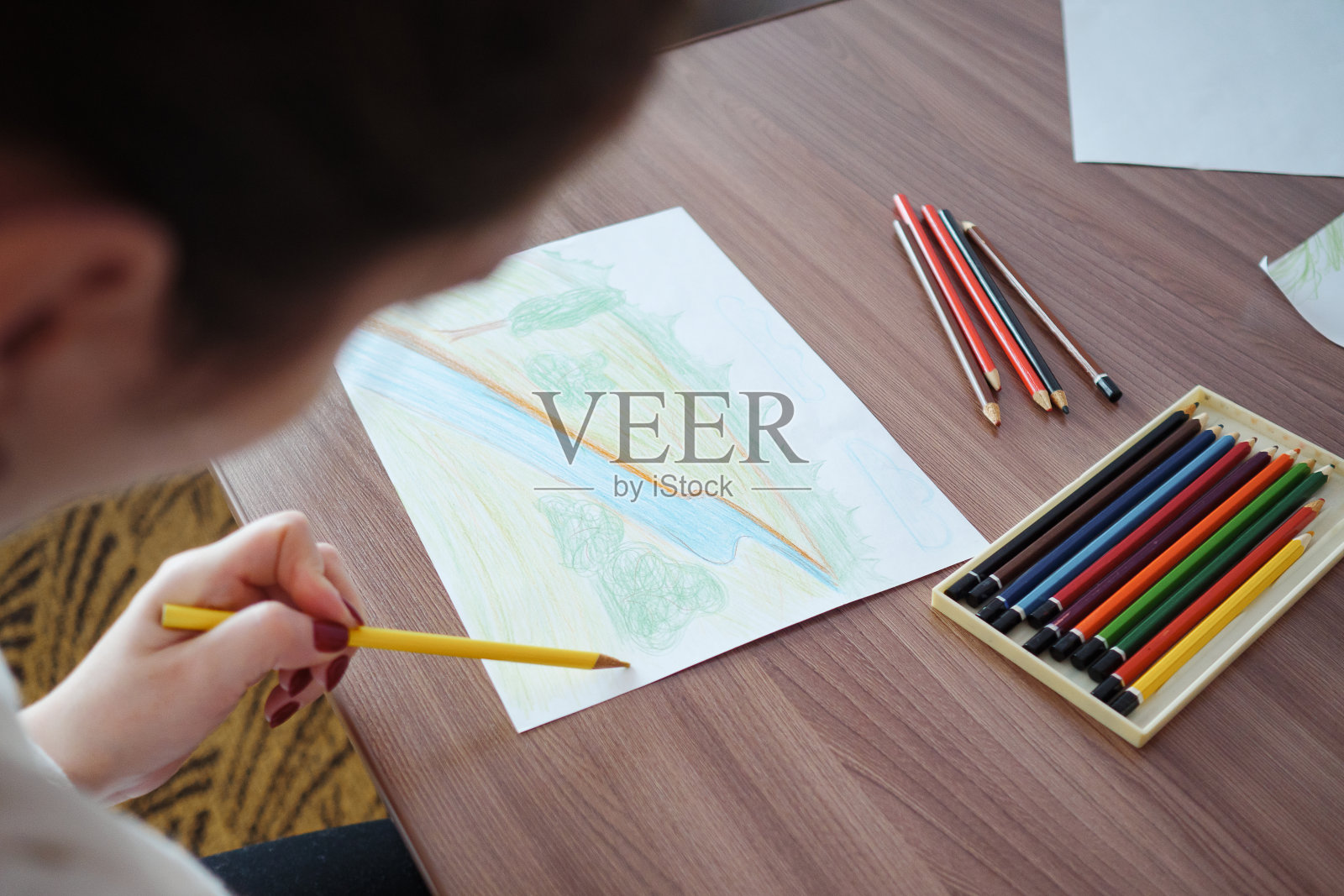 年轻女子在家在纸上画画照片摄影图片