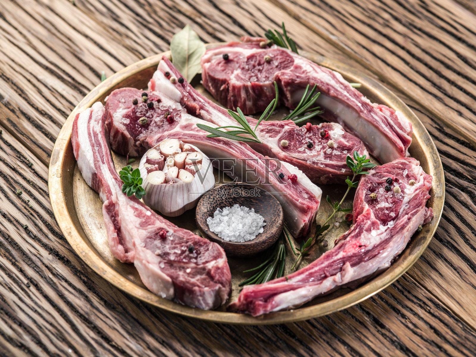 生羊排配大蒜和香草。照片摄影图片