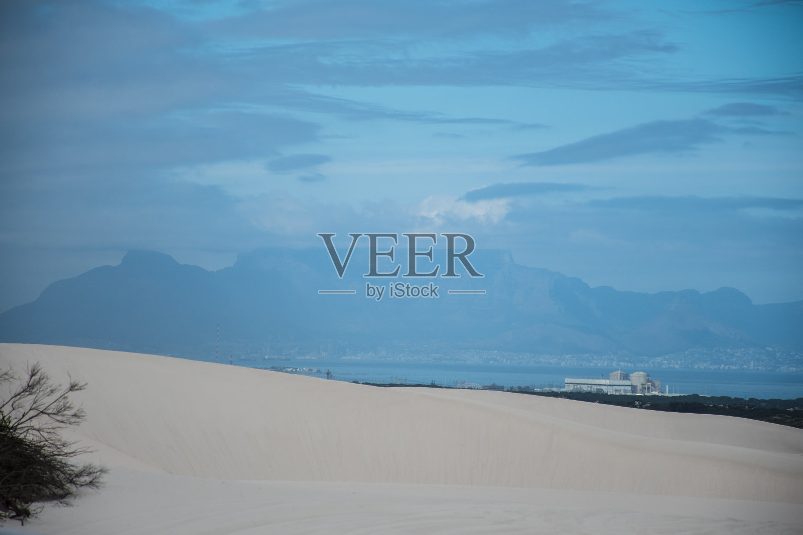 Koeberg发电厂和Table Mountrain照片摄影图片