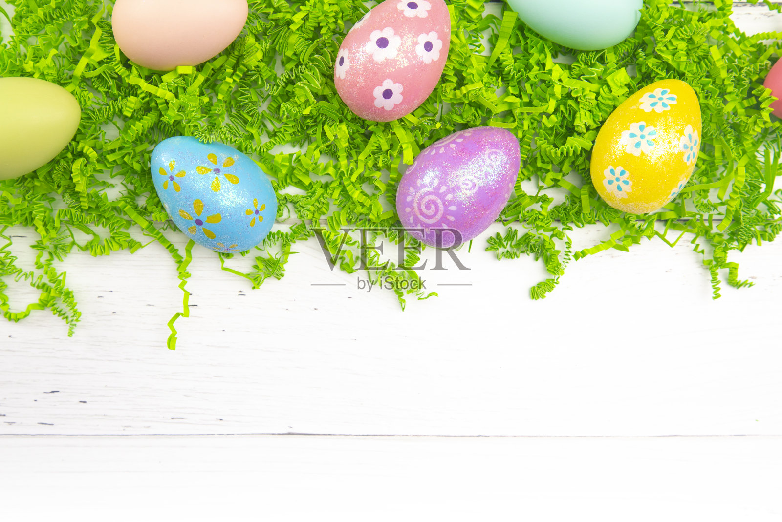 复活节主题的背景在一个白色木制桌子照片摄影图片