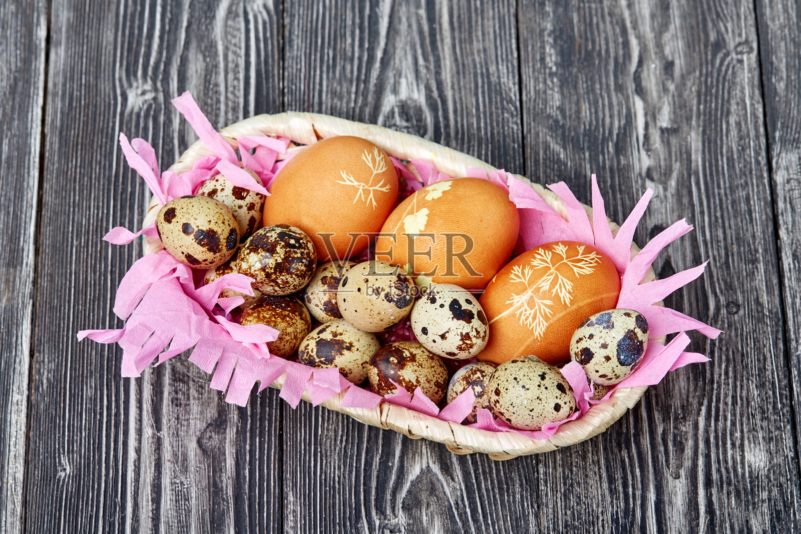 篮子里有复活节彩蛋照片摄影图片