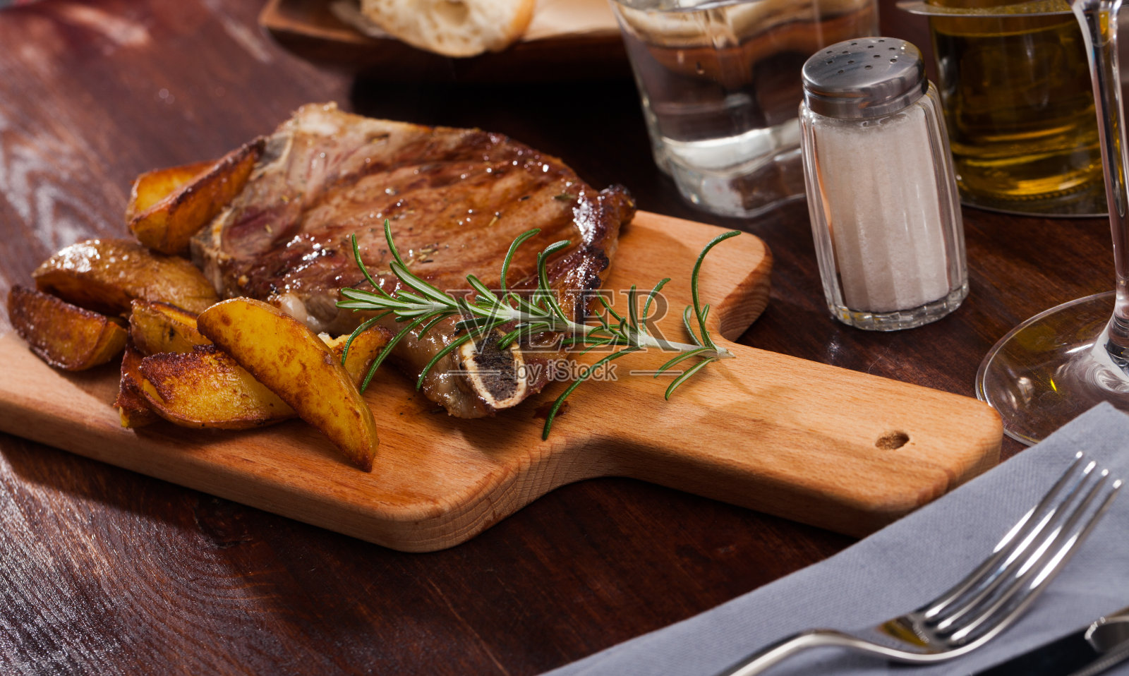 美味的牛排配土豆和迷迭香照片摄影图片
