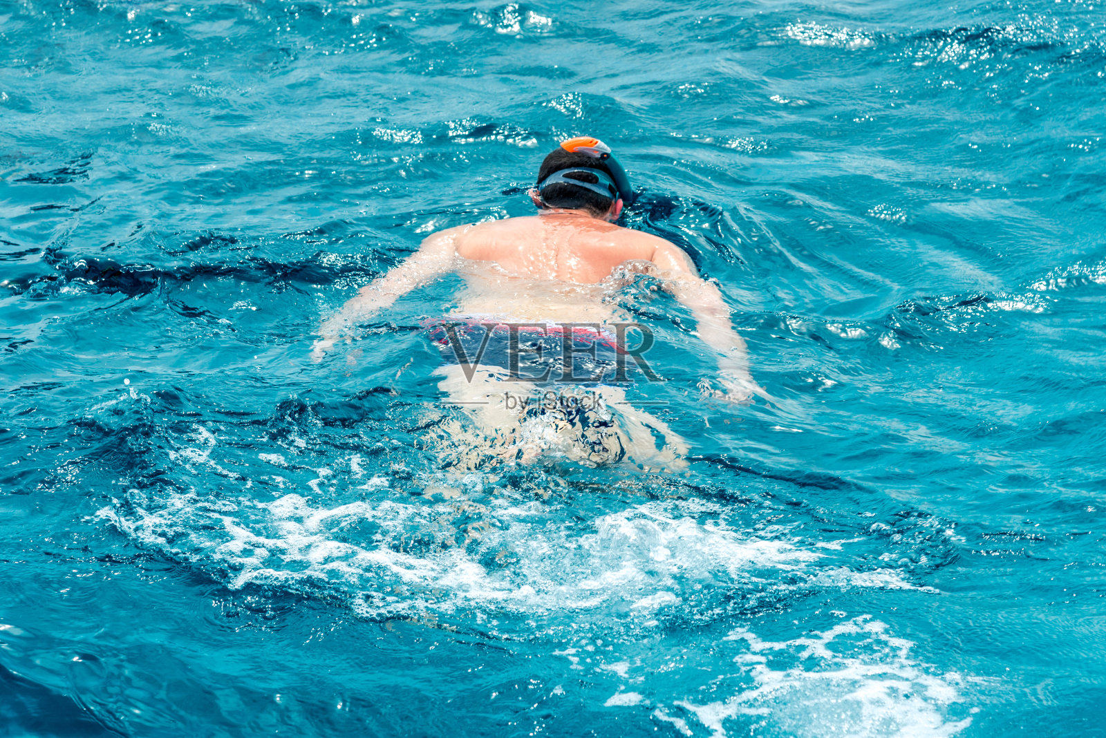 休闲和运动，男人或男人浮潜在蓝色的海洋照片摄影图片