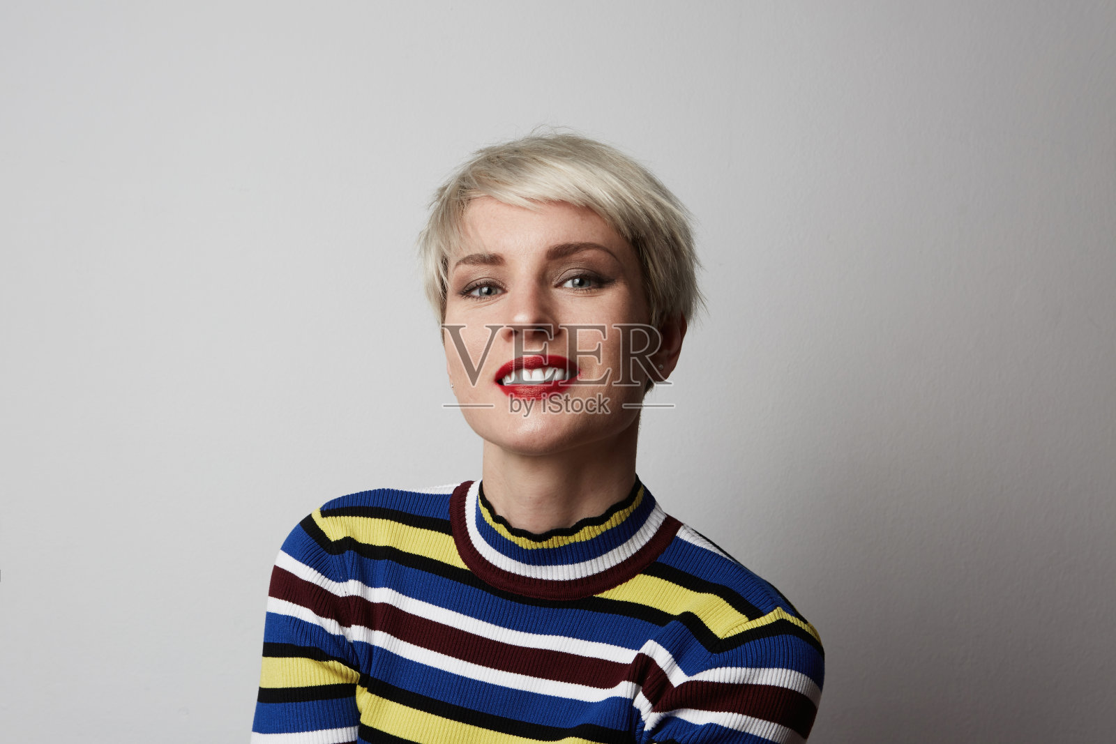 时尚肖像年轻美丽可爱的时尚女孩与红色的嘴唇看着相机在白色的空白背景。照片摄影图片