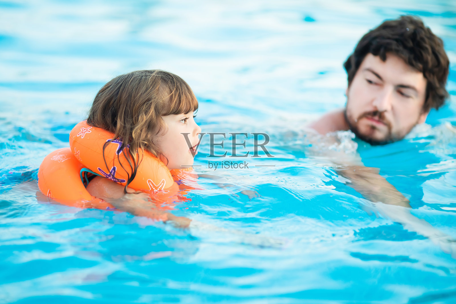 快乐的家庭在水上公园的室外游泳池一起玩耍照片摄影图片