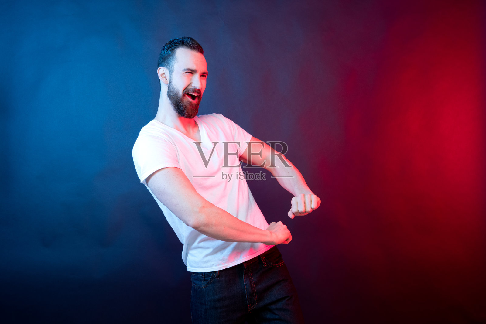 穿着白色t恤的快乐帅哥照片摄影图片