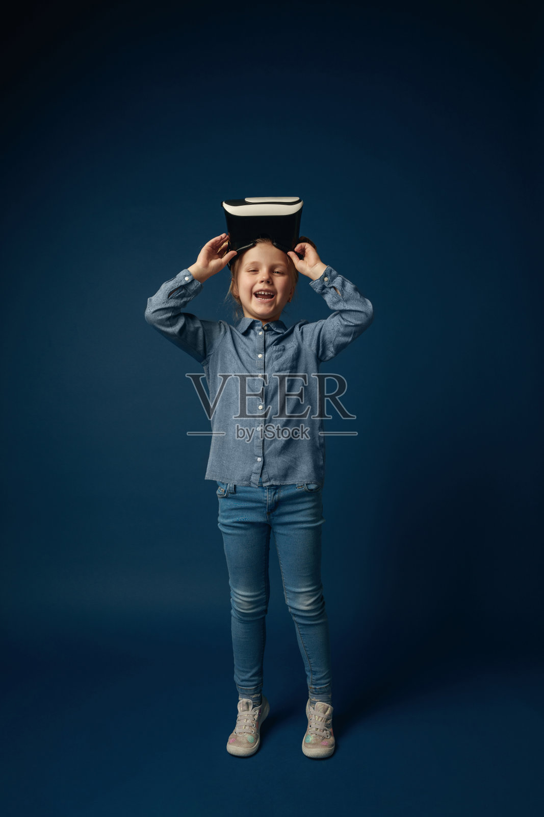 戴着虚拟现实头盔的孩子照片摄影图片