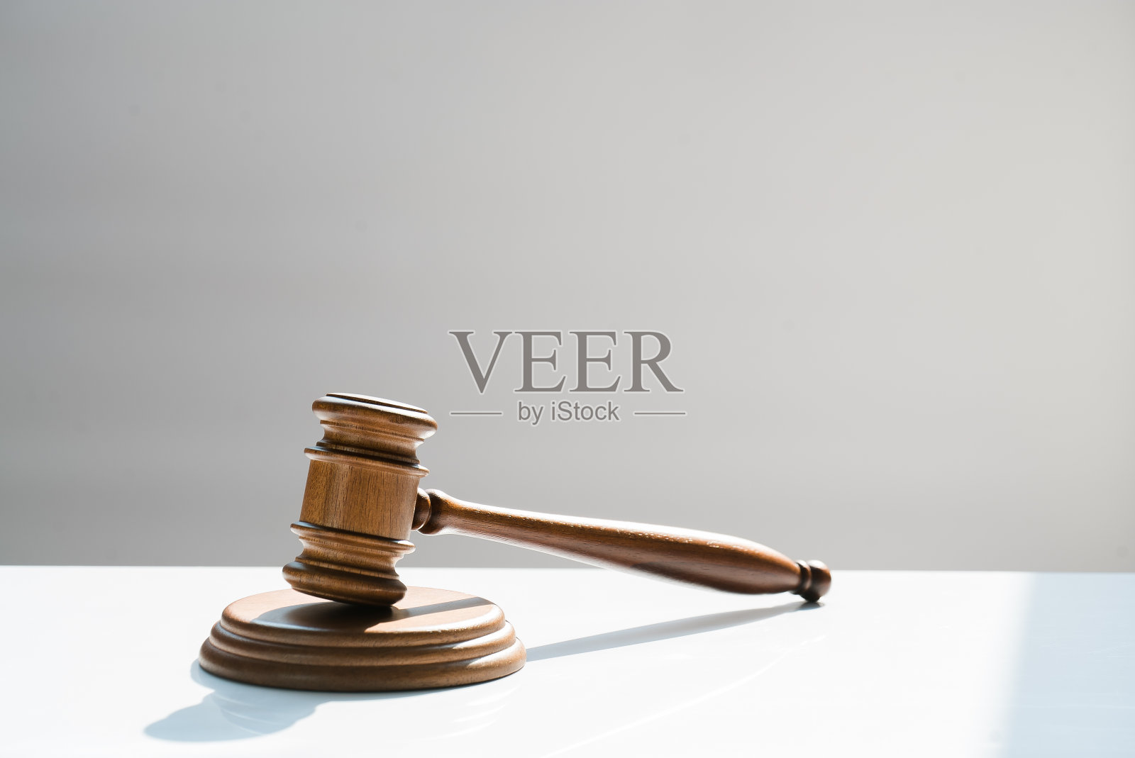 模糊背景上的法官木槌照片摄影图片