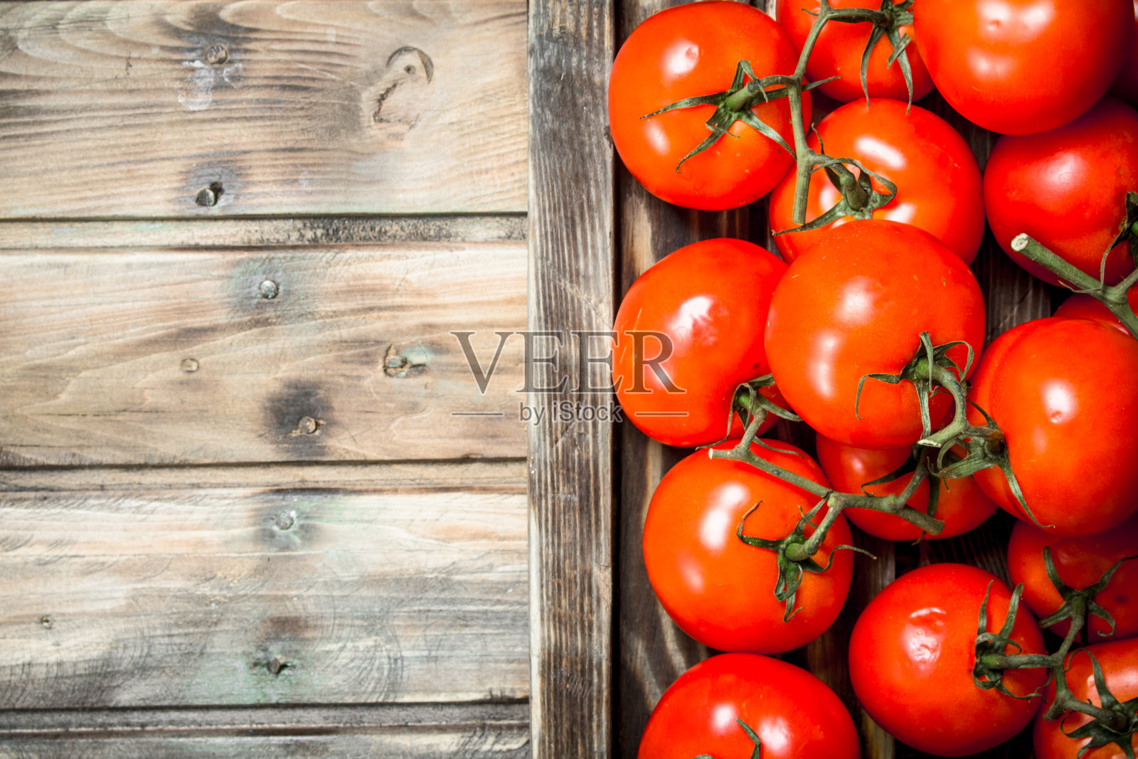 托盘上的红番茄香味扑鼻。照片摄影图片