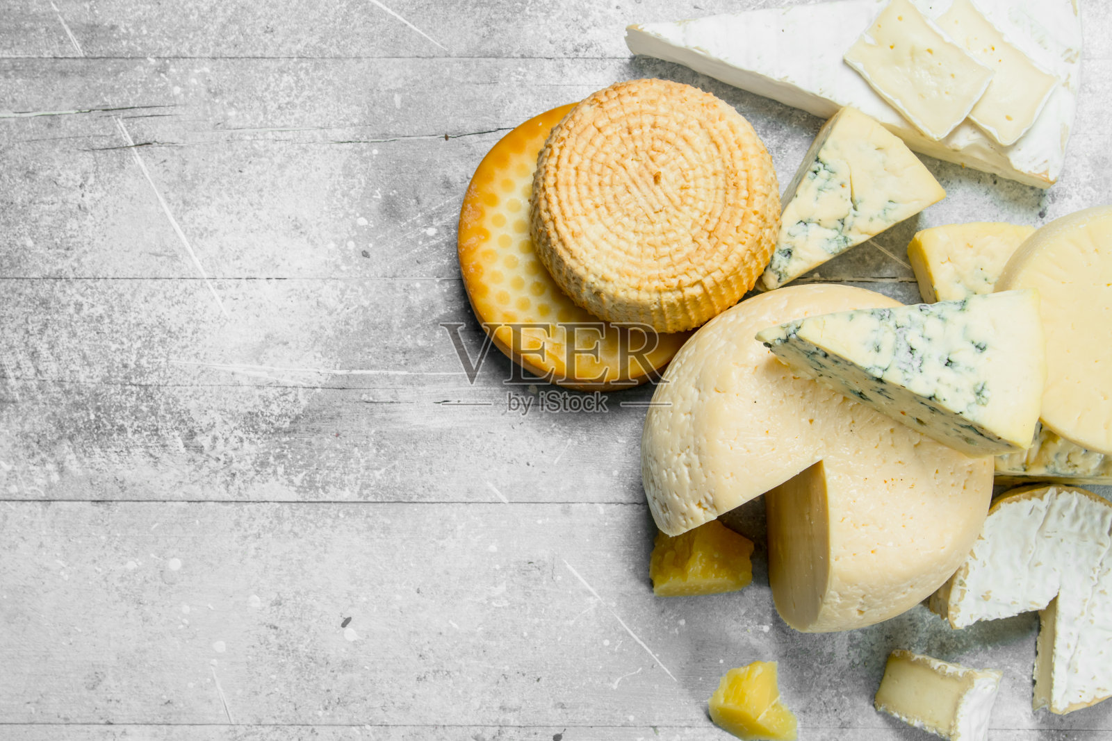 搭配不同的奶酪。照片摄影图片