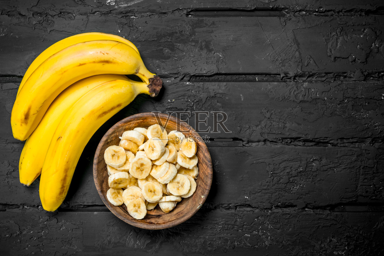 多汁的新鲜香蕉和香蕉片在盘子里。照片摄影图片