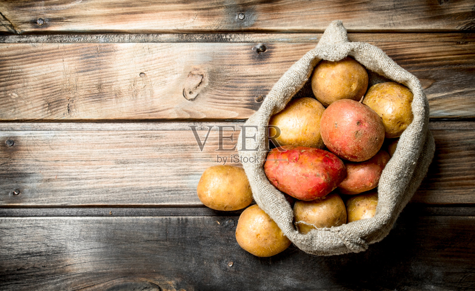 袋子里的新鲜土豆。照片摄影图片