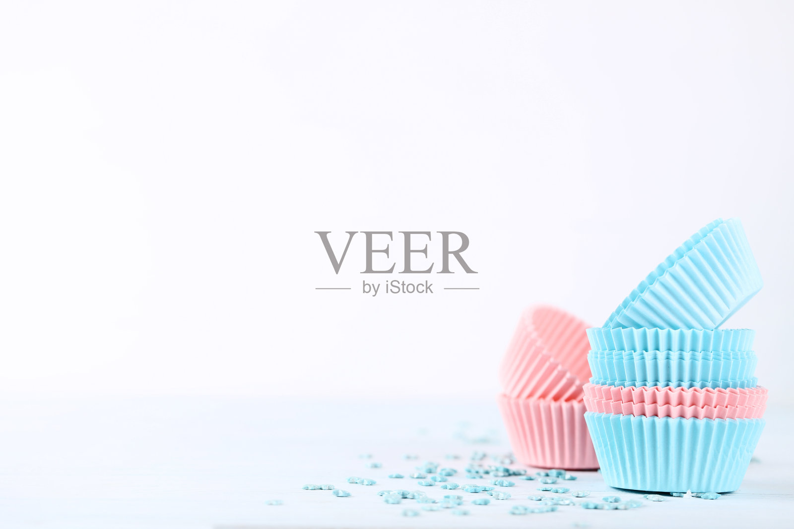 白色背景上有糖屑的纸杯蛋糕盒照片摄影图片