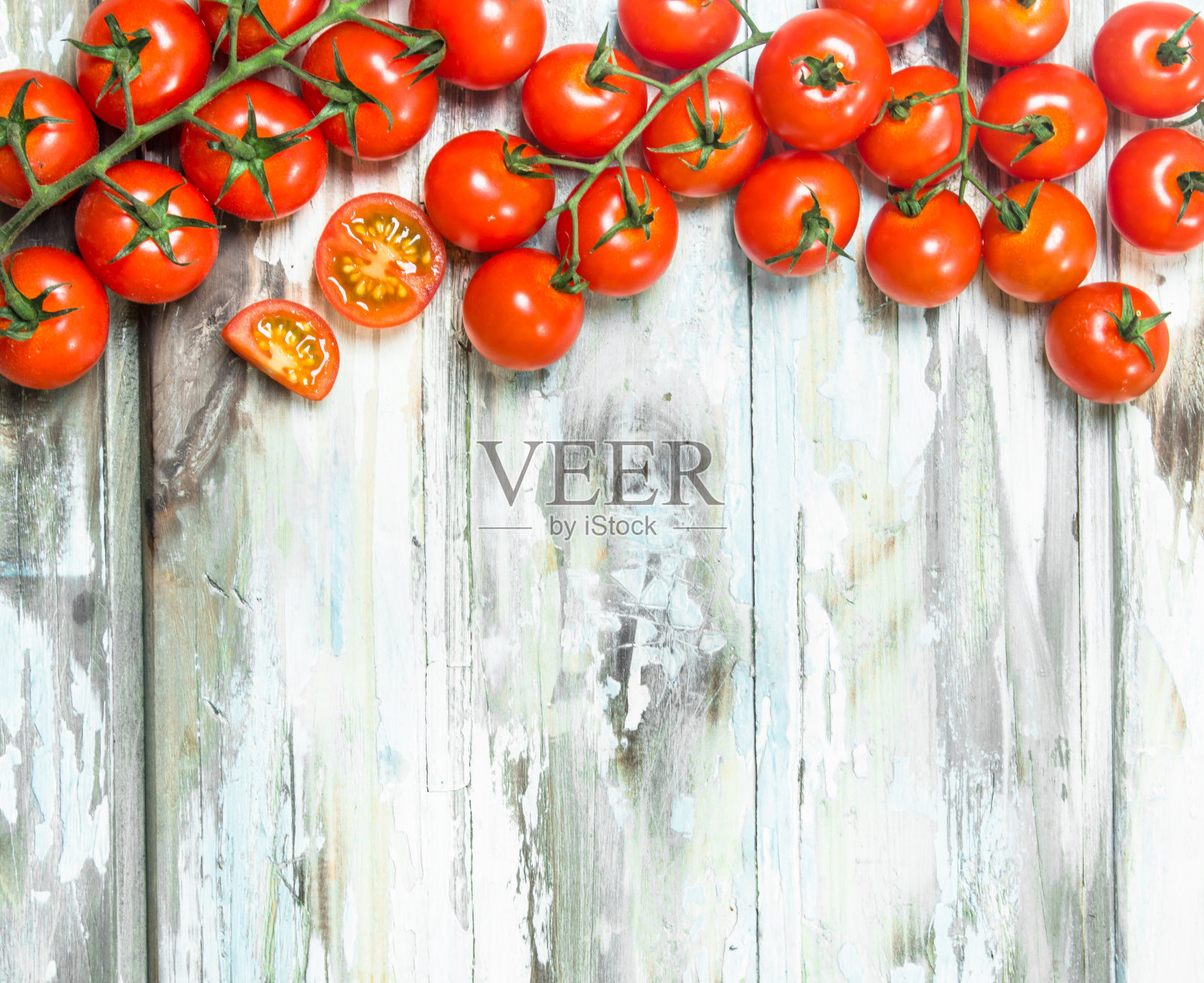 整块和几片熟透的番茄。照片摄影图片