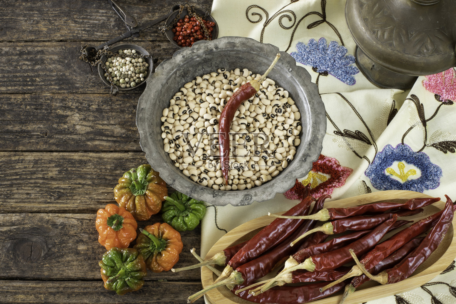 豆类在碗和铜炊具在质朴的木桌上照片摄影图片