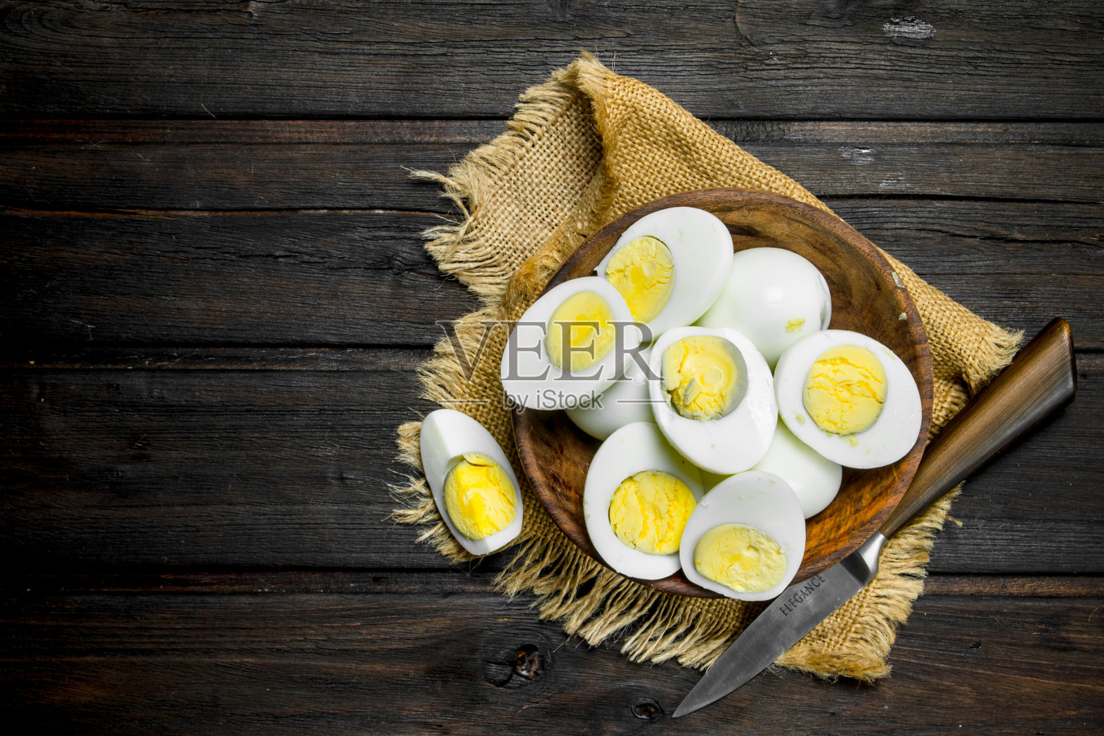 在碗里煮鸡蛋。照片摄影图片