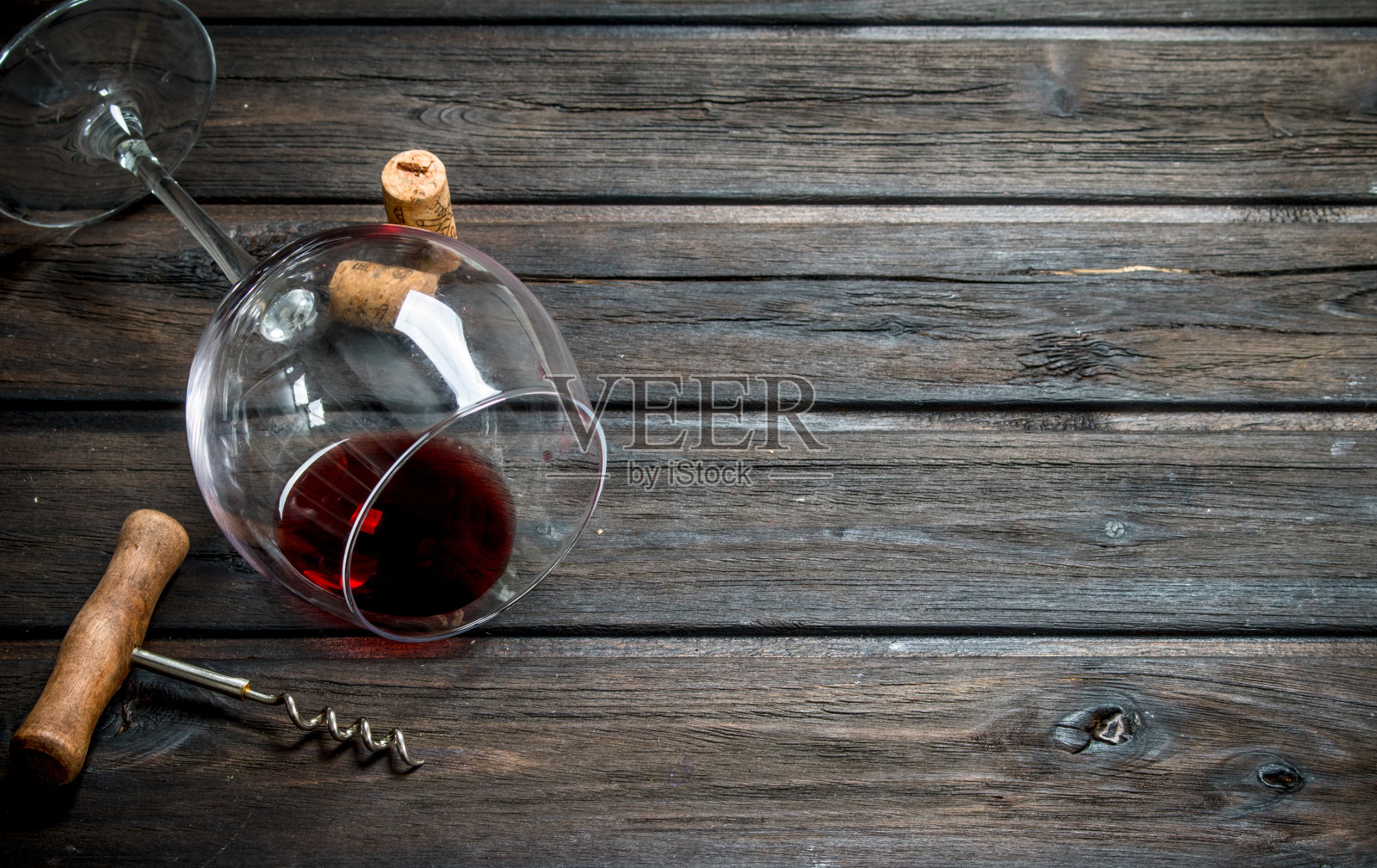 用开瓶器装的葡萄酒杯里的红酒。照片摄影图片