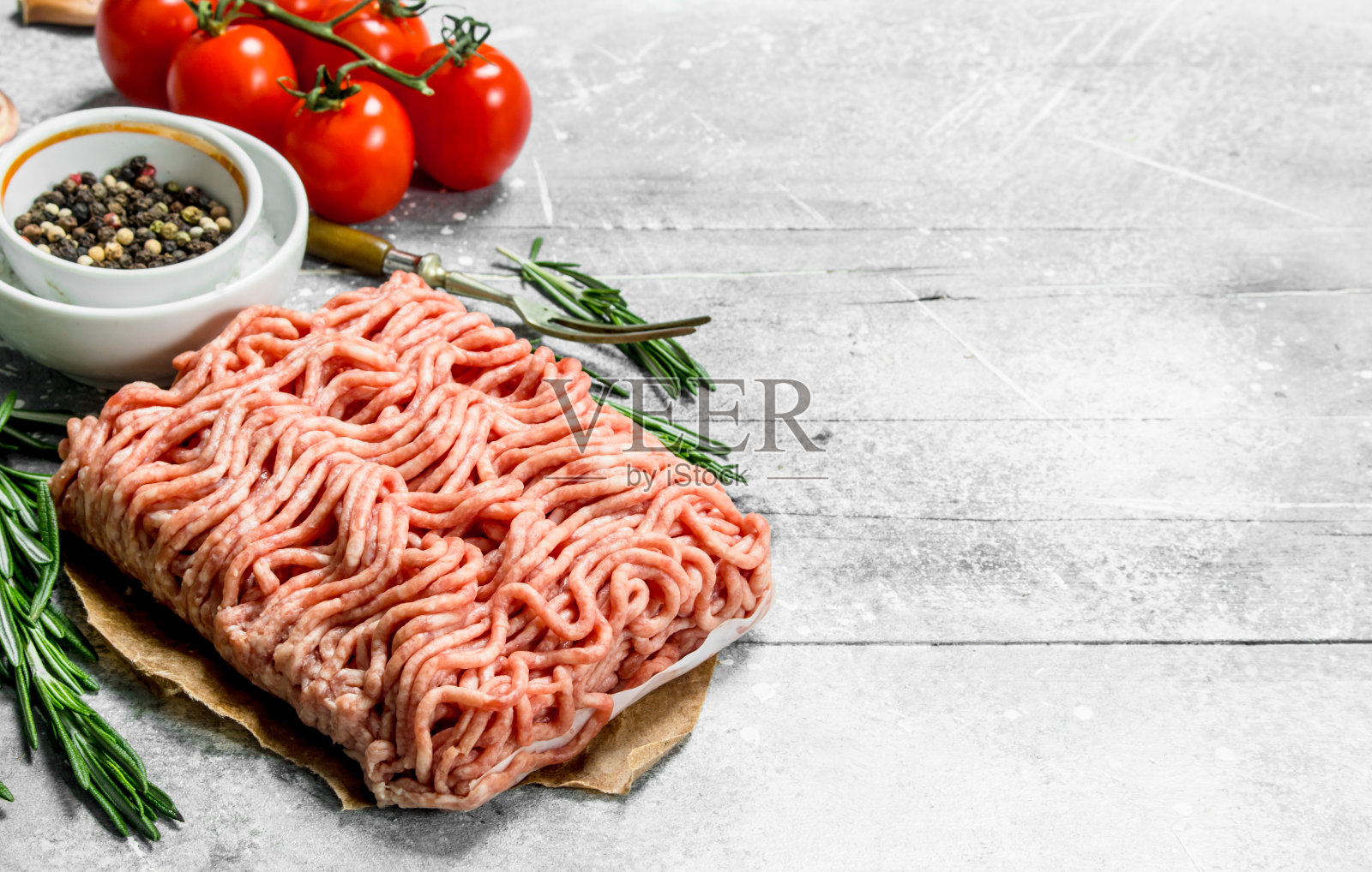 加香料和香草的生碎牛肉。照片摄影图片