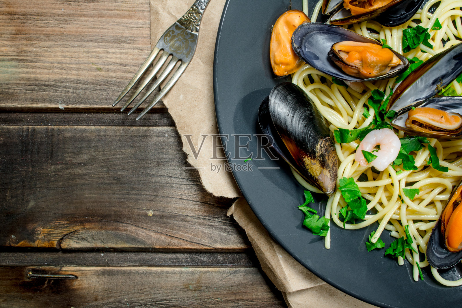 地中海的意大利面。海鲜意大利面，蛤蜊和酸橙。照片摄影图片