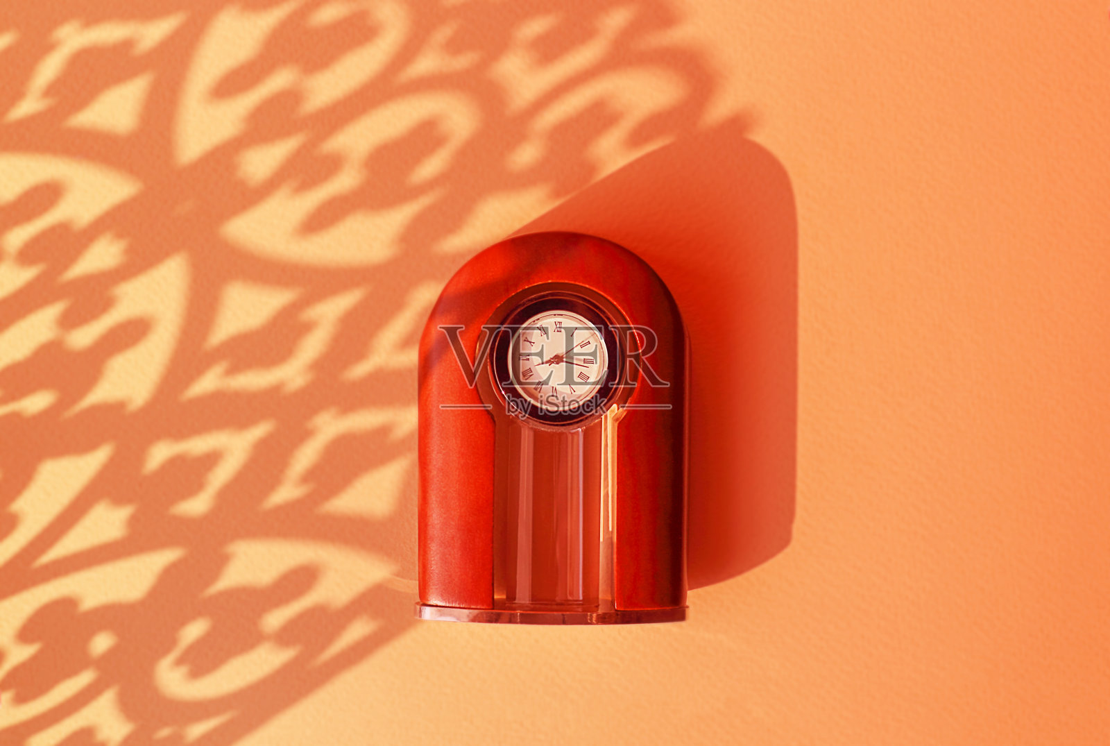 闹钟上五颜六色的背景、倒影、图案。早晨的太阳。21、树立成功的观念，开启一天的开始。选择性聚焦，特写，文本的位置。照片摄影图片