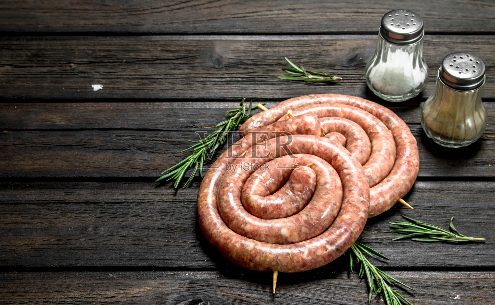 大蒜和香草的生香肠。照片摄影图片