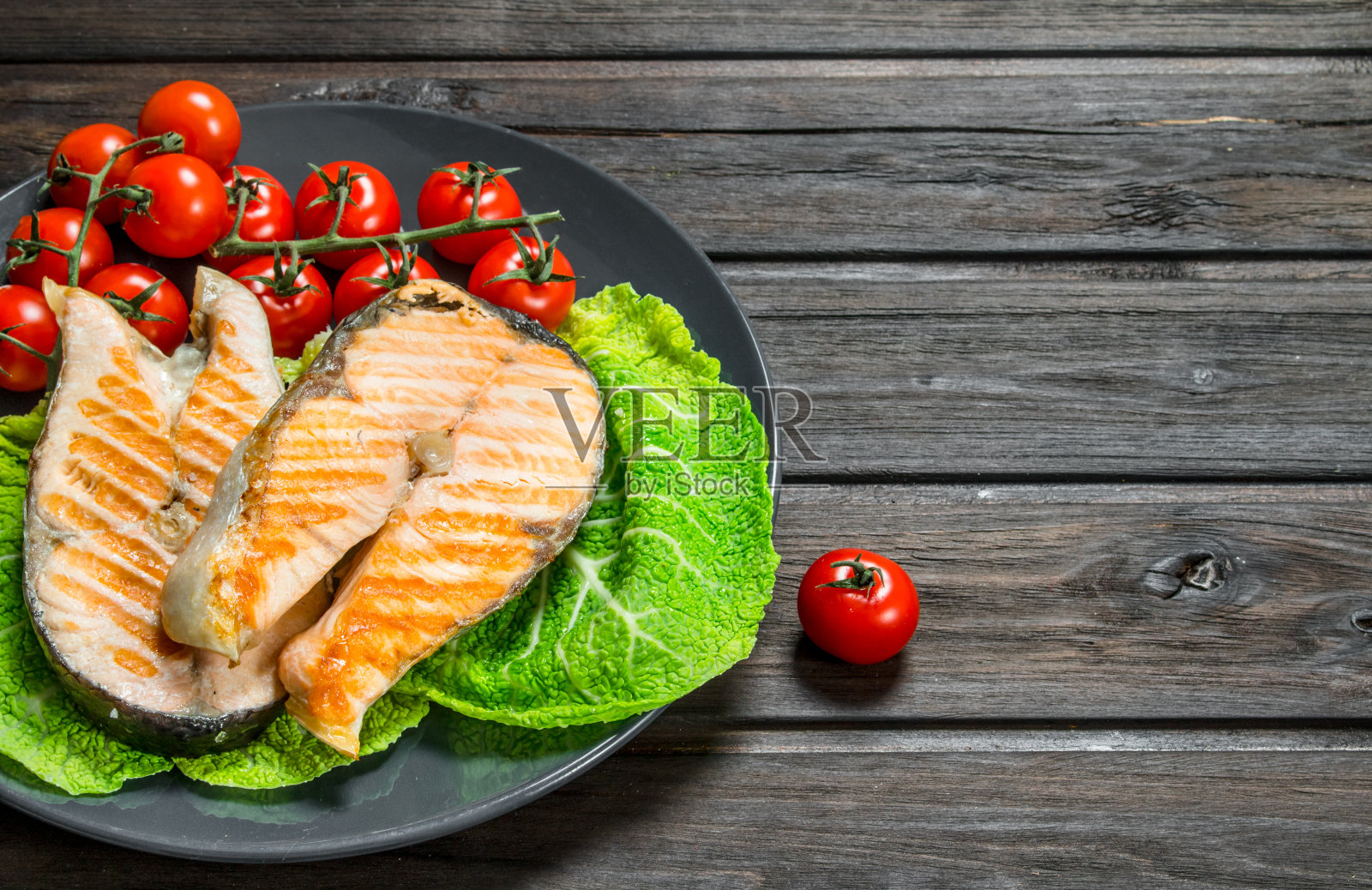 烤鲑鱼排配番茄。照片摄影图片