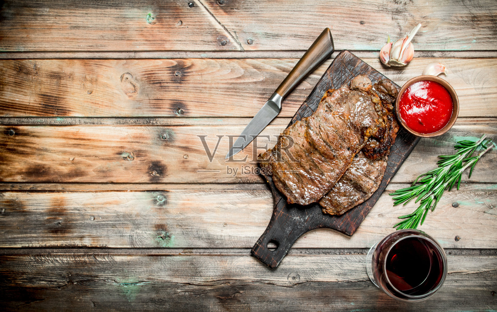 烤牛排配红酒。照片摄影图片