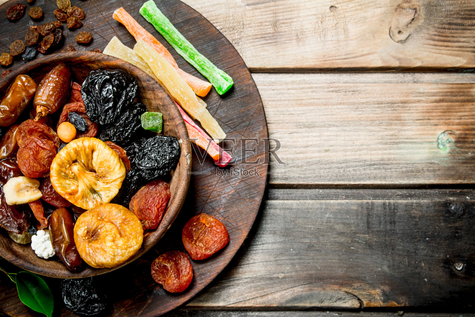 各种干果在碗中。照片摄影图片