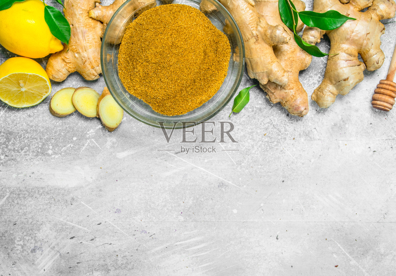 在玻璃碗里磨碎的生姜。照片摄影图片