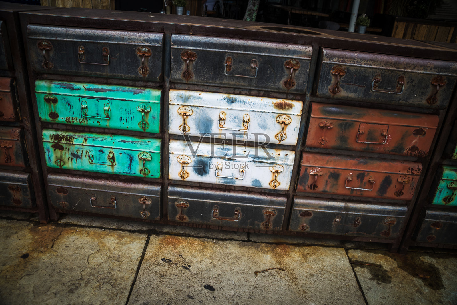 生锈的衣柜照片摄影图片