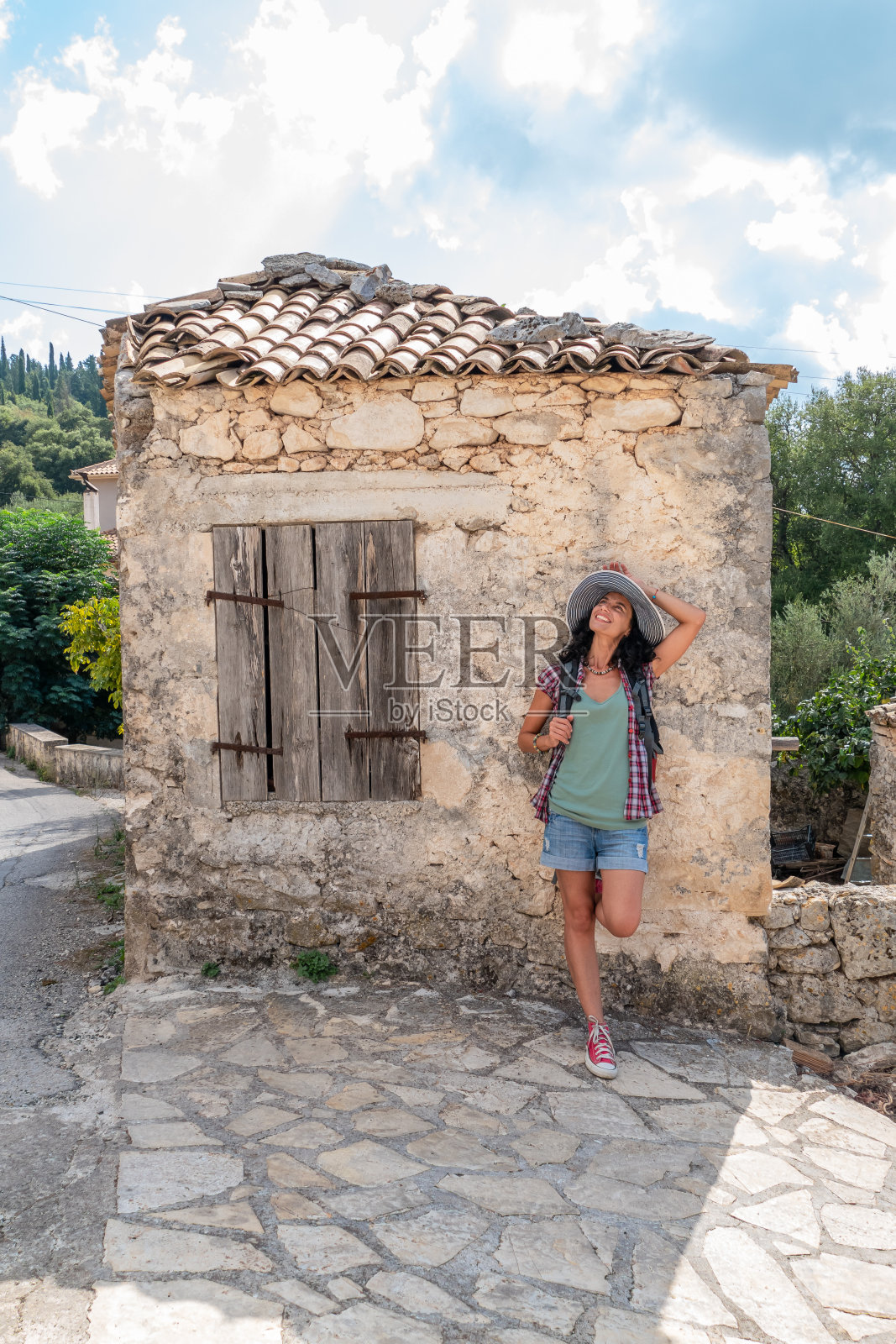 游客站在古老的石屋前照片摄影图片