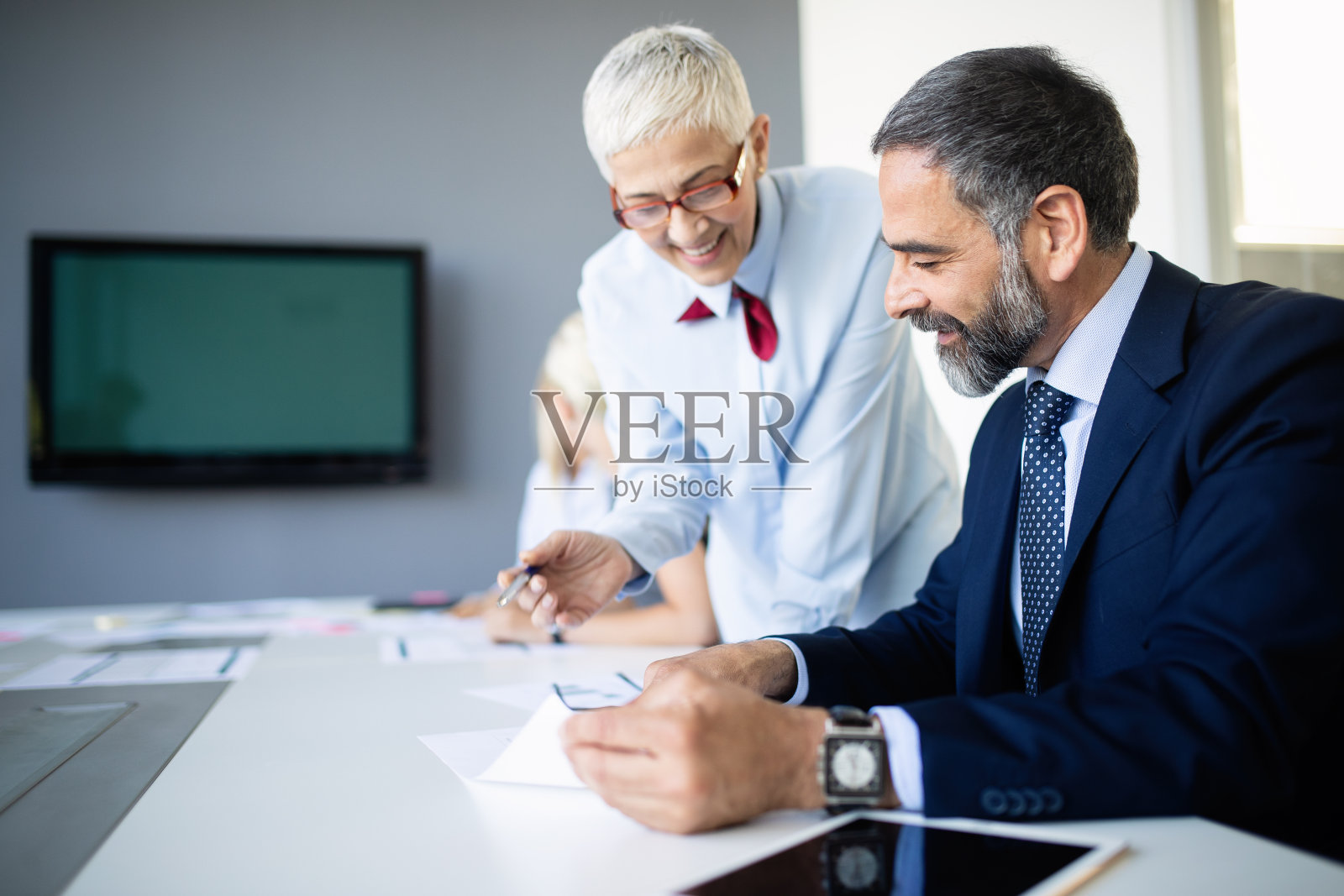 一组建筑师和商业人士一起工作和头脑风暴照片摄影图片