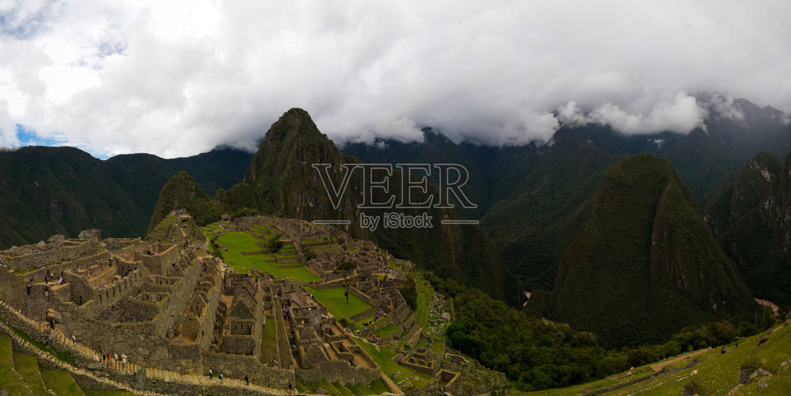 航空全景马丘比丘考古遗址和怀纳比丘山，库斯科，秘鲁照片摄影图片