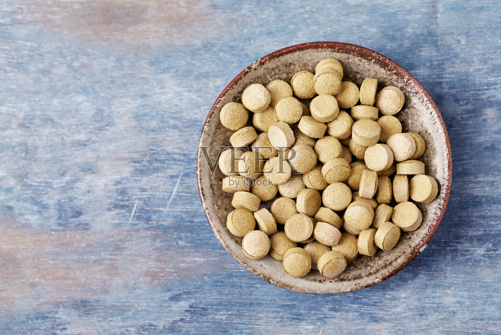 生物绿麦草片。健康膳食补充的概念。乡村木制背景。直接上图。副本的空间。照片摄影图片