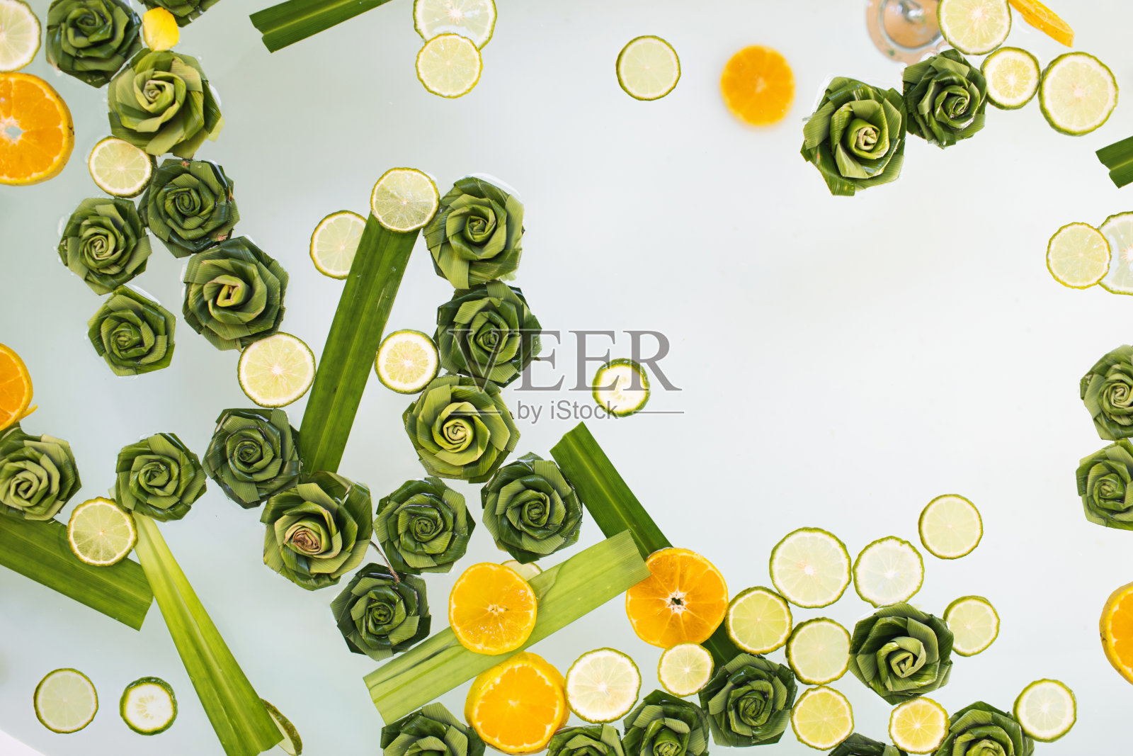 健康的水果和香料浴。照片摄影图片