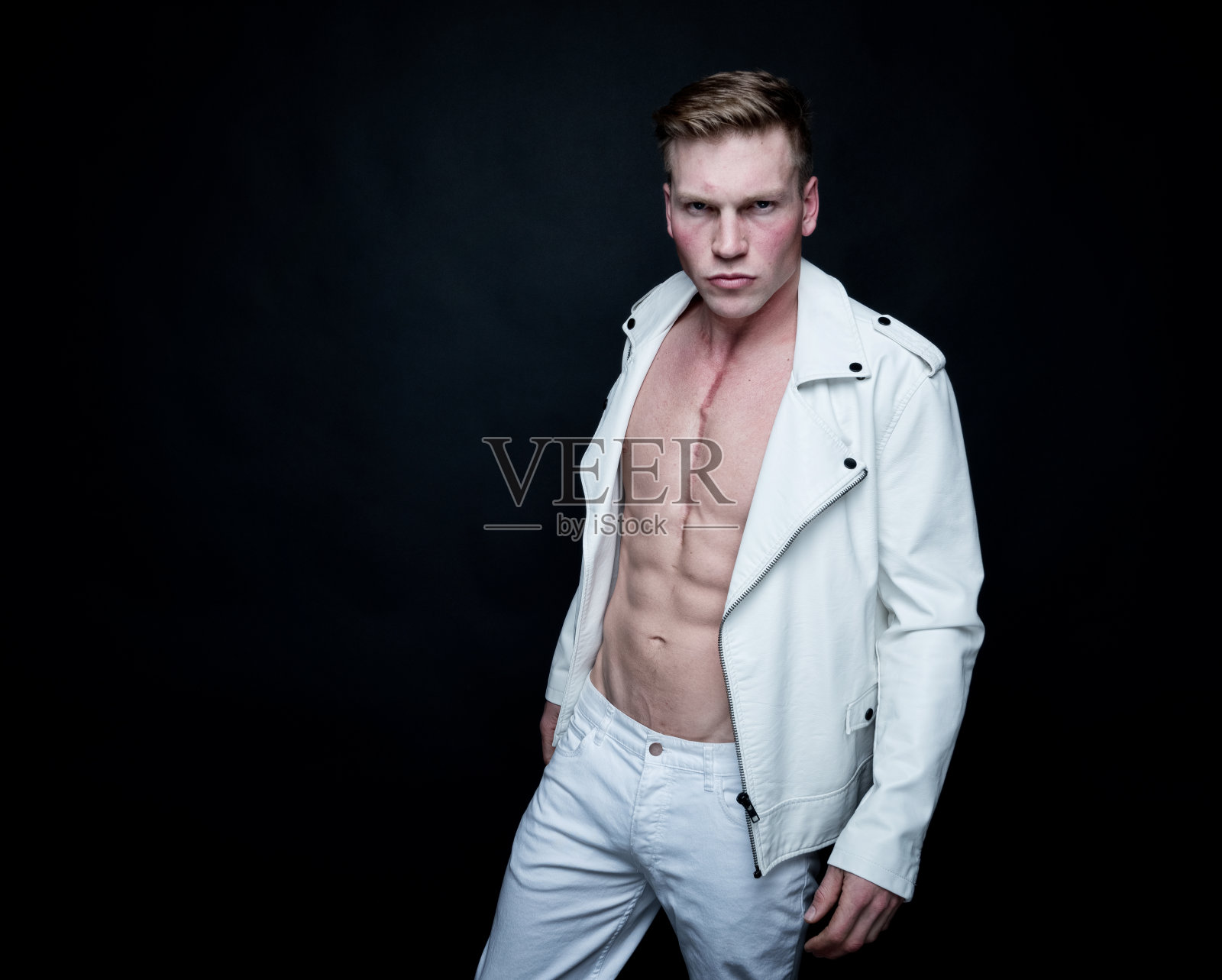 穿着白色皮夹克的帅哥照片摄影图片