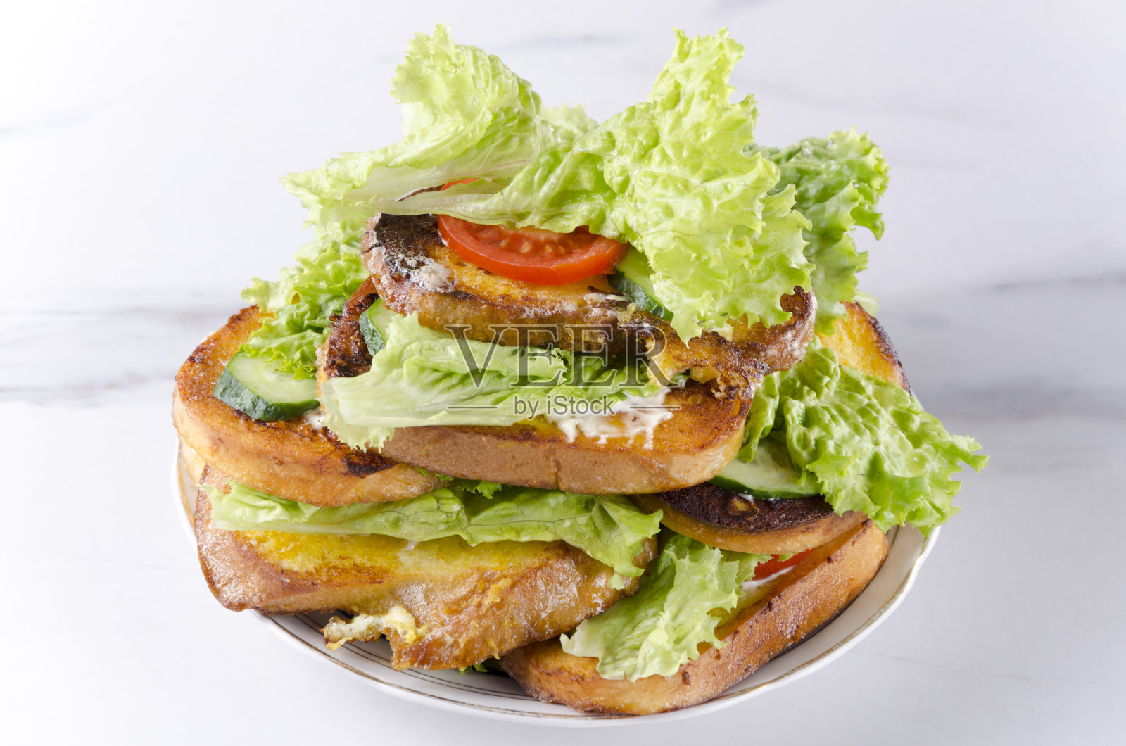 白色大理石餐桌上，美味的烤面包和蔬菜照片摄影图片