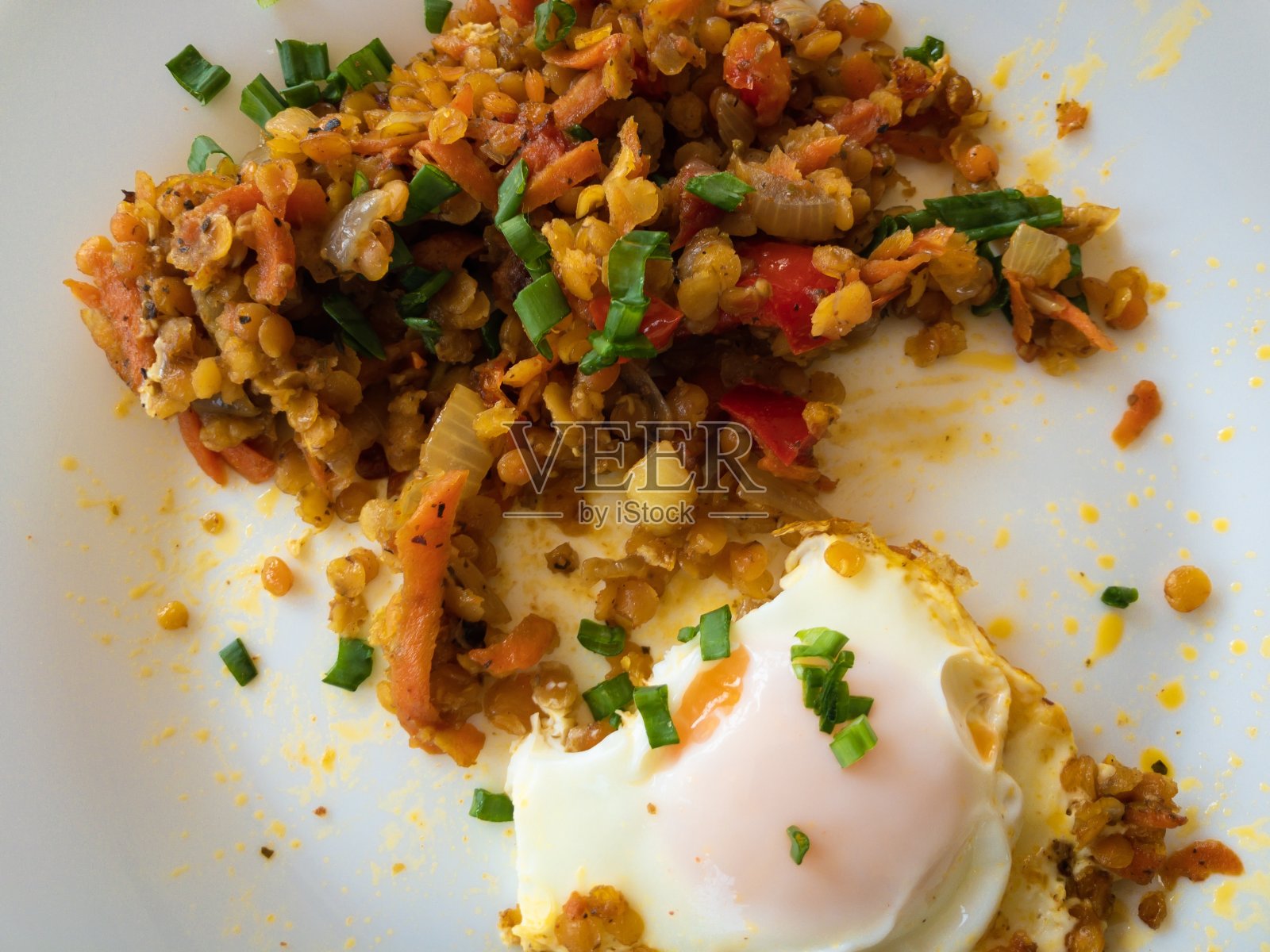 俯视图与煎蛋，红扁豆与蔬菜烤盘照片摄影图片