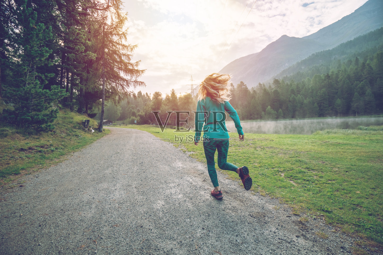 爱运动的年轻女子户外慢跑，有越野跑经验。人们对身体的意识和健康的生活方式的观念。照片摄影图片