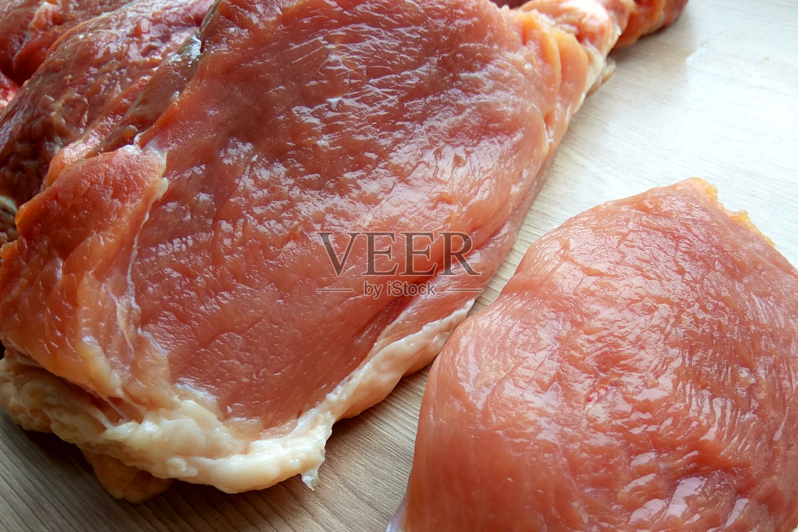 有机生猪排牛排肉准备烹饪在木制砧板的背景照片摄影图片